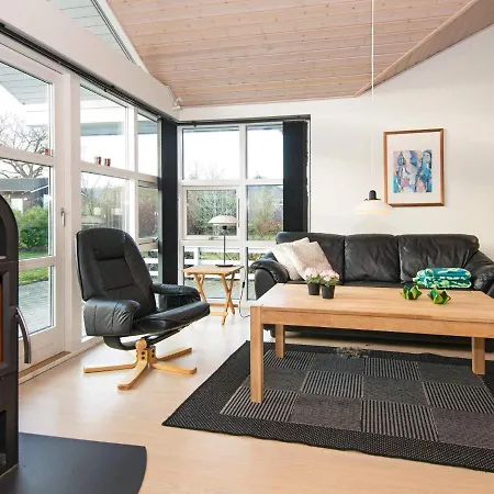 Dom wakacyjny Five-bedroom Holiday In Glesborg 4 Fjellerup
