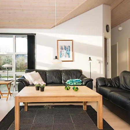 Five-bedroom Holiday In Glesborg 4 *