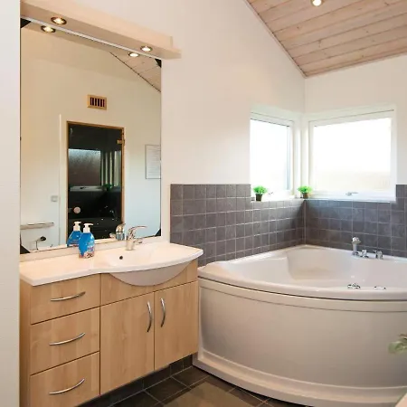 Dom wakacyjny Five-bedroom Holiday In Glesborg 4 *